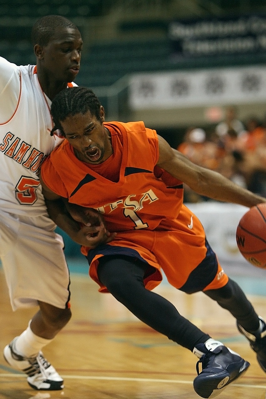 player driving to the basket after a pick and roll